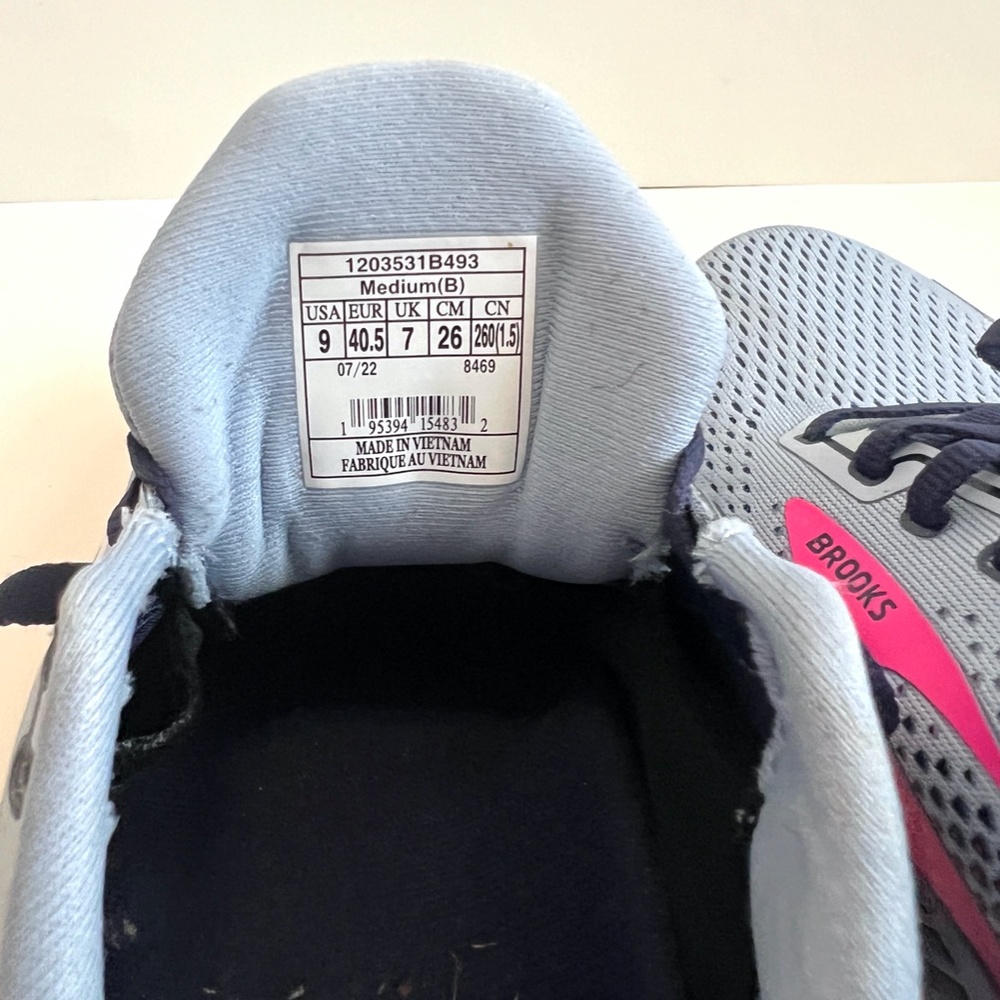 Like New Condition Brooks Women's Adrenaline GTS 22 Running Shoe, Size 9/40.5 EU - Picture 16 of 16